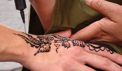 Tatouage au henné sur la main
