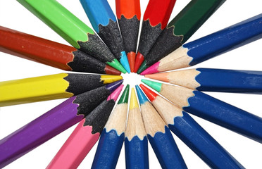 Круг из цветных карандашей на белом фоне - obrazy, fototapety, plakaty