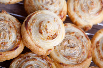 Süßes Teegebäck auf Porzellanteller