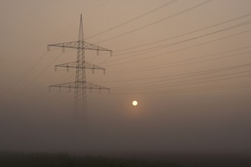Hochspannungsleitung im Nebel