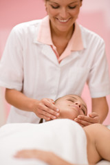 Obraz na płótnie Canvas Wellness body care - woman at massage