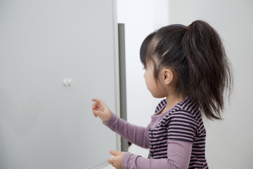 ホワイトボードで遊ぶ女の子