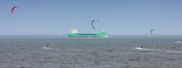 kitesurfer auf der nordsee und frachter