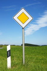 Verkehrs- Schilder - Vorfahrt Stra&szlig;e