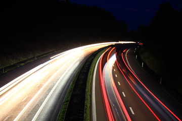 Autobahn in der Nacht