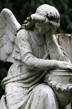 Engel mit beschädigten Flügeln