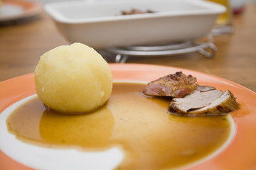 schweinebraten mit kloß