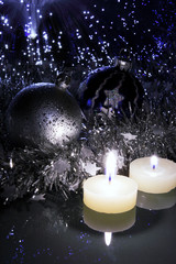 candele con palline di natale