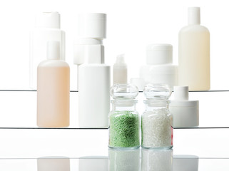 Kosmetikartikel im Spiegelschrank