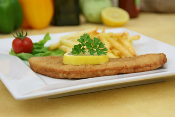 Schweinsschnitzel mit Pommes