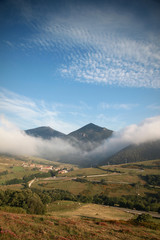 Obraz na płótnie Canvas Wolken im Gebirge des spanischen Nationalparks 