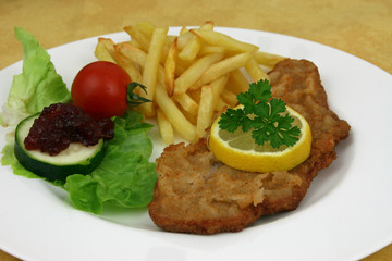 Schnitzel mit Preiselbeermarmelade