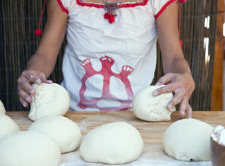 Mujer amasando pan