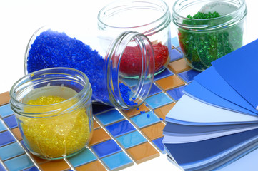 Farbiges Kunststoffgranulat mit Farbfächer und Gläsern