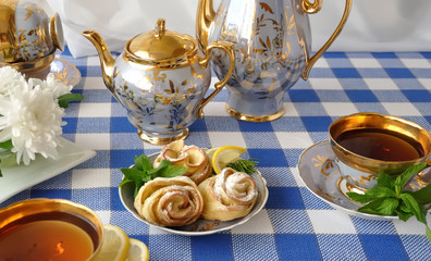 Rosettes from apples and dough