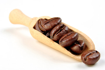 Kaffeebohnen auf einer Holzschaufel