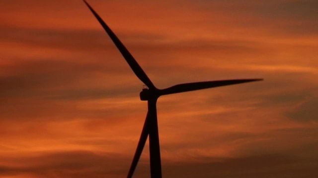 Eolienne en gros plan au soleil couchant.