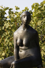 Weinberg mit Skulptur