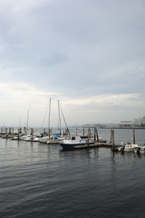 Obraz na płótnie Canvas Boston: łodzi zakotwiczony w centrum nabrzeża