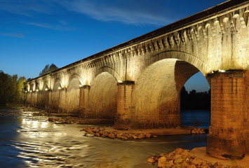 Fototapeta na wymiar Le pont d'Agen-channel