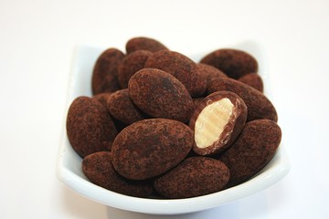 Mandelkerne mit Schokolade überzogen