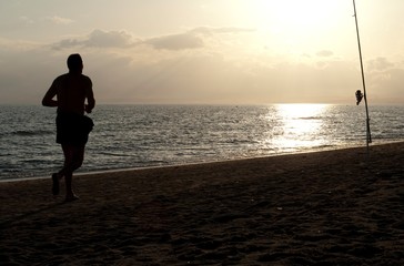 Fototapeta premium Hombre corriendo en la playa