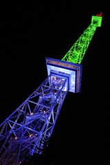 Berliner Funkturm leuchtet in der Nacht