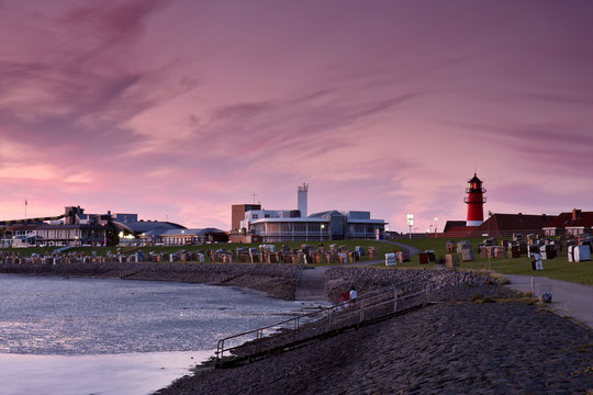 B&uuml;sum Strandpromenade mit Leuchtturm