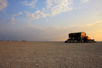 Fototapeta premium Pfahlbau in St. Peter Ording am Strand