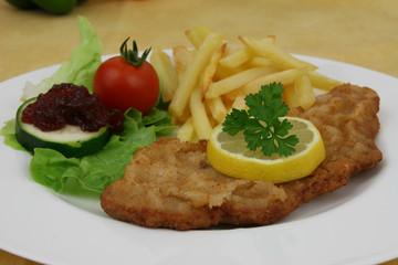 Wiener Schnitzel mit Preiselbeerkonfitüre