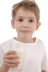 enfant buvant un verre de lait