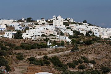 Fototapeta na wymiar Village de Triovassalos et son église d'Agios Spyridon à Milos