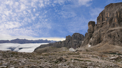 Fototapeta na wymiar Krajobraz Dolomiti z porannej mgły