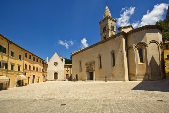 Visso: Piazza dei Martiri Vissani 3