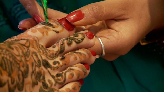 Henna malen an F&uuml;ssen (Hochzeits-Zeremonie)