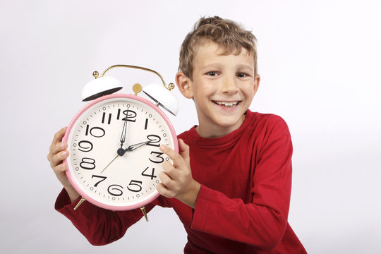 Kind mit Wecker