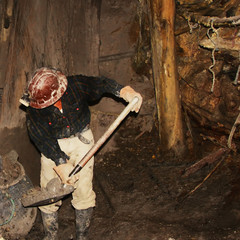 minatore nella miniera di potosì in bolivia