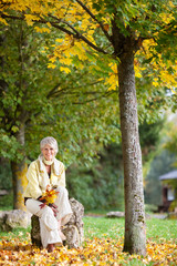 seniorin im herbstwald