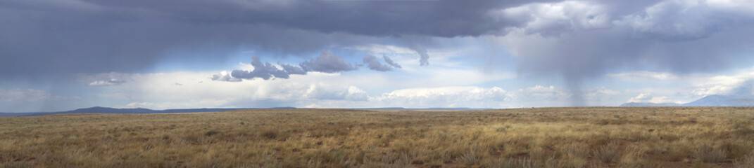 Des nuages d& 39 orage se rassemblent sur la Route 66 en Arizona