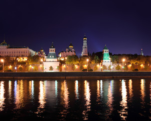 Fototapeta na wymiar Kreml od rzeki w nocy w Moskwie