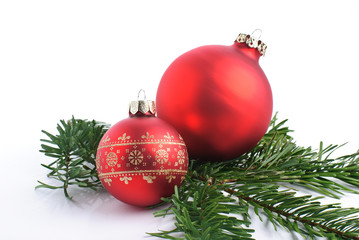 rote Christbaumkugel auf Tannenzweig isoliert auf wei&szlig;