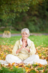 yogaübung im herbst