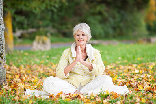 ältere frau entspannt mit yoga