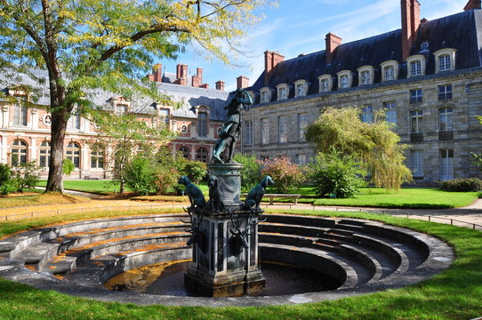parc du chateau de fontainebleau, paris, en france