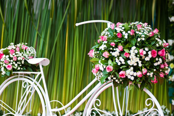 Fototapeta na wymiar rower z kwiatem