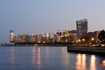 Fototapeta na wymiar Jersey city skyline o zmierzchu, New Jersey