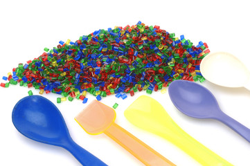 Farbiges Masterbatch Kunststoffgranulat mit Löffel aus Plastik
