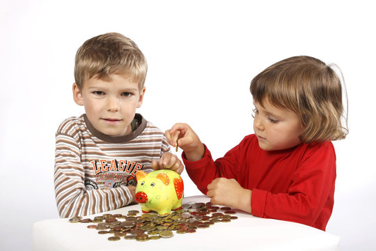 Kinder mit Sparschwein