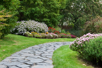 Obraz premium Stone lane in autumn park