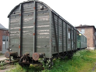 2 historische Waggons